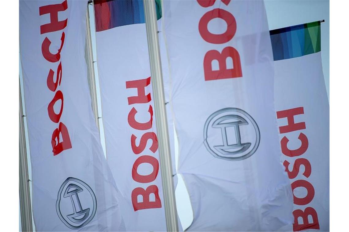 Bosch streicht Hunderte Stellen in Bühl Fahnen mit dem Bosch-Logo wehen. Foto: Sebastian Gollnow/dpa/Archivbild