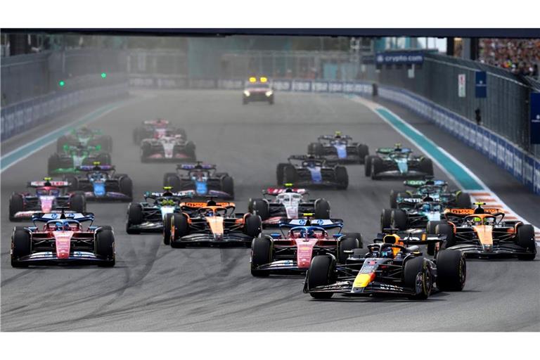 Fahrer lenken ihre Autos während des Formel-Eins-Grand-Prix von Miami in Miami Gardens.