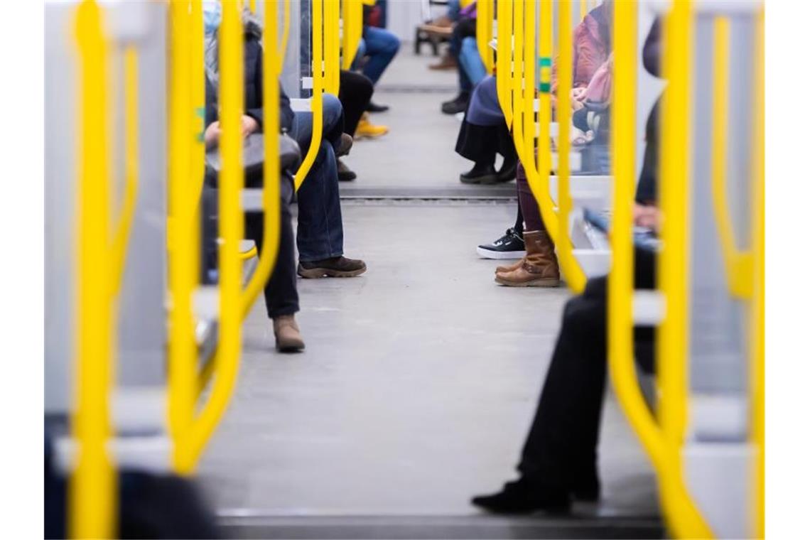 Verdi fordert Milliardeninvestitionen in Nahverkehr Fahrgäste sitzen in einer Berliner U-Bahn. Die Gewerkschaft Verdi hält Milliardeninvestitionen in den öffentlichen Nahverkehr für nötig. Foto: Christoph Soeder/dpa