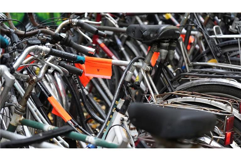 Fahrradleichen und Schrottautos blockieren wichtige Stellplätze und sind vielen Menschen ein Ärgernis. (Archivbild)