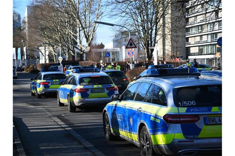 Fahrzeuge der Polizei stehen am Gelände der Heidelberger Universität. Foto: R.Priebe//Pr-Video/dpa