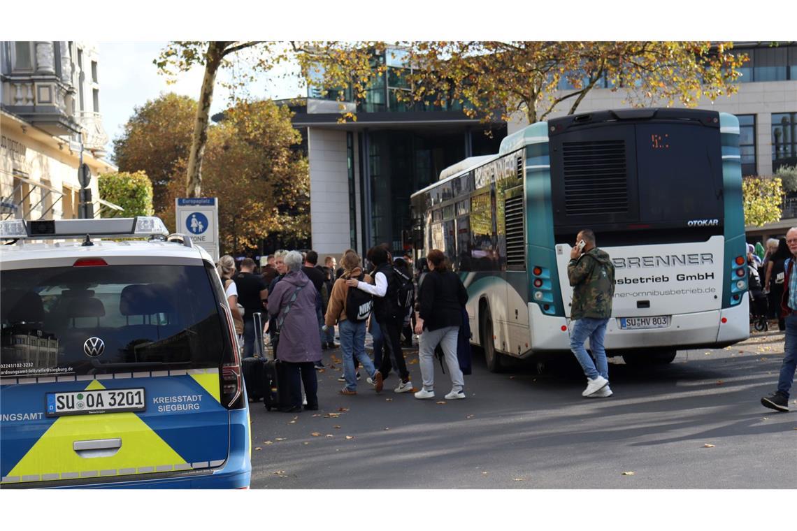 Fahrzeuge der Polizei stehen am Siegburger Bahnhof.