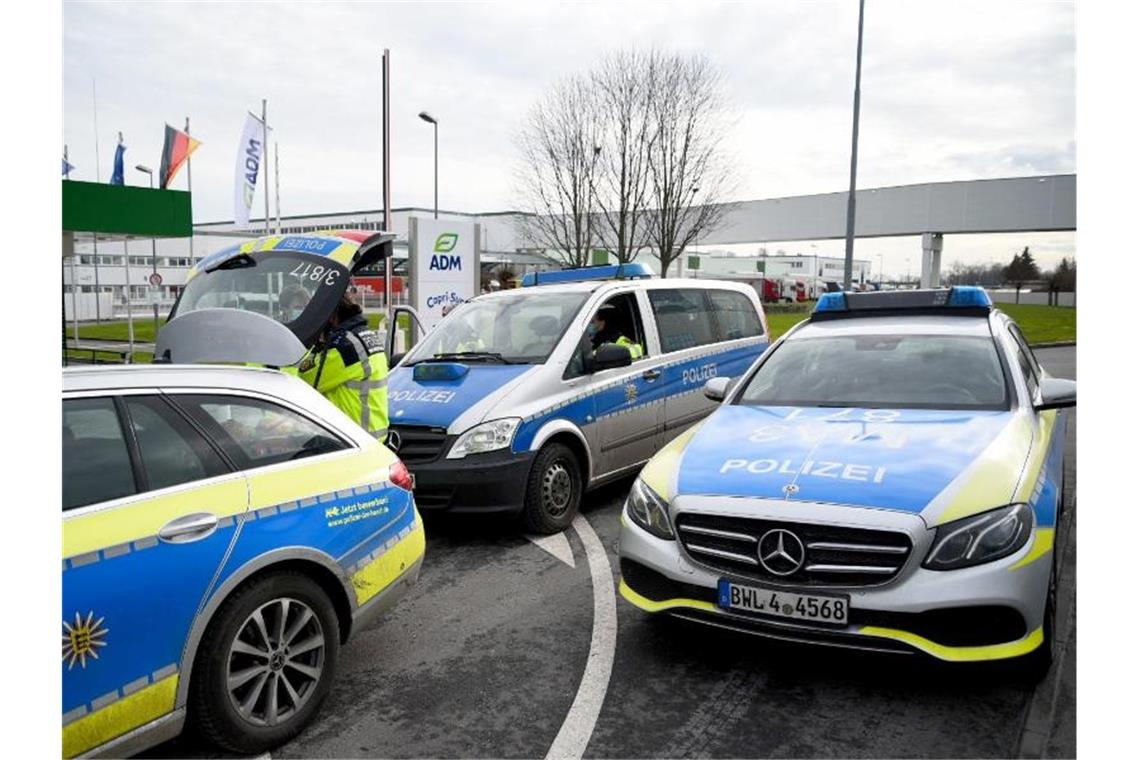 Elektriker steht wegen Paketbomben vor Gericht Fahrzeuge der Polizei stehen vor dem Werk eines Getränkeherstellers, wo eine Serie explosiver Postsendungen begannn. Jetzt wird wird einem 66-jährigen Elektriker der Prozess gemacht. Foto: Rene Priebe/dpa