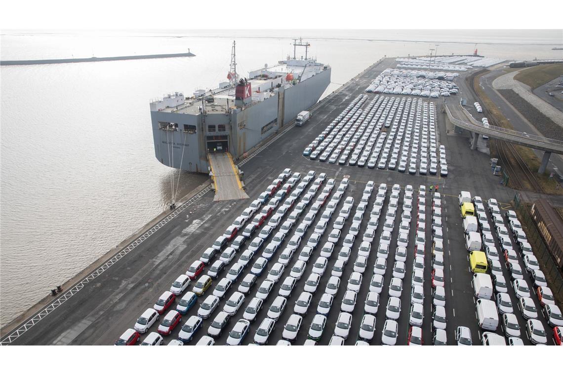 Fahrzeuge des Volkswagen Konzerns stehen im Hafen von Emden zur Verschiffung bereit. Volkswirte haben Deutschland als Wirtschaftsstandort ein schlechtes Zeugnis ausgestellt (Symbolbild).