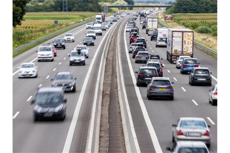 Fahrzeuge fahren auf einer Autobahn. Foto: Philipp von Ditfurth/dpa/Symbolbild