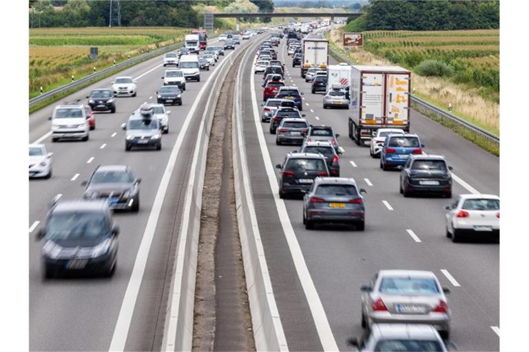 Fahrzeuge fahren auf einer Autobahn. Foto: Philipp von Ditfurth/dpa/Symbolbild