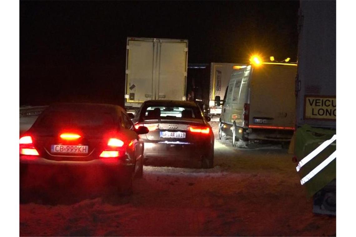 Das Extrem-Winterwetter hält an Fahrzeuge stehen auf der Autobahn A2 bei Bielefeld. Foto: Festim Beqiri/TV7News/dpa