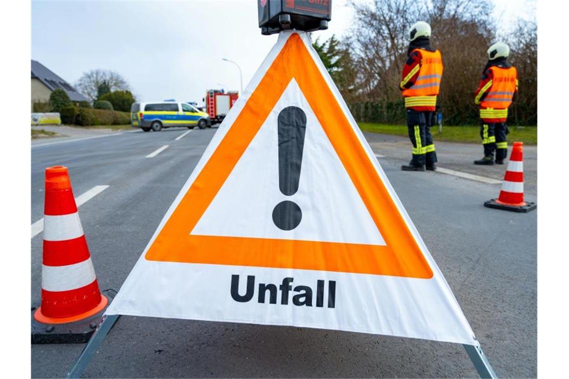 22-jähriger Motorradfahrer nach Unfall in Lebensgefahr Fahrzeuge stehen nach einem Unfall auf der Straße. Foto: Stefan Sauer/dpa/Symbolbild