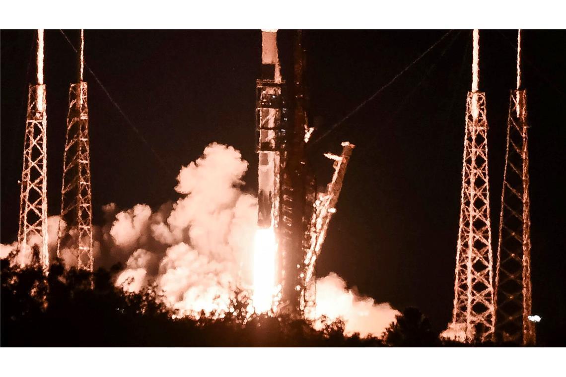 Falcon-9-Raketen von SpaceX können zahlreiche Starlink-Satelliten gleichzeitig ins All bringen. (Archivbild)