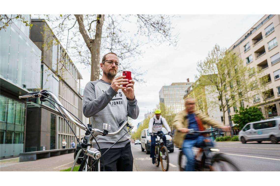 Falko Görres (Die Partei), Fahrradaktivist und Stadtverordneter im Frankfurter Römer zeigt Falschparker, insbesondere auf Fahrradwegen, an.