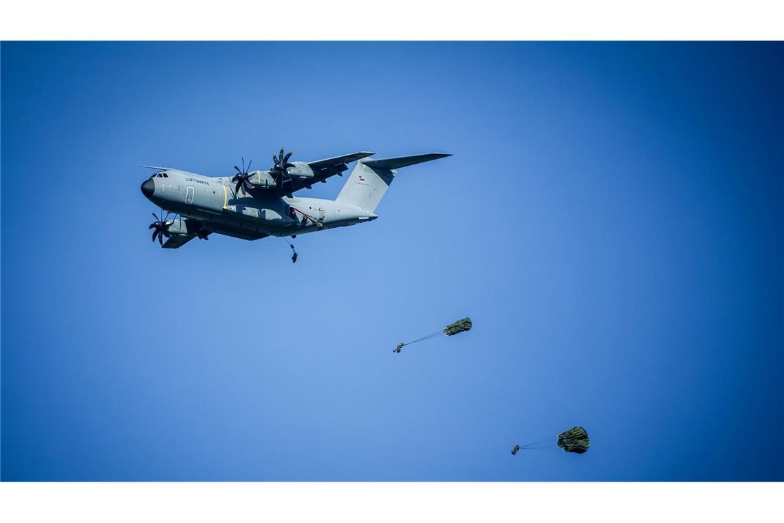 Fallschirmjäger der Bundeswehr von der Division Schnelle Kräfte und anderen Nato-Verbündete üben die schnelle militärische Reaktion mit Fallschirmjägern.