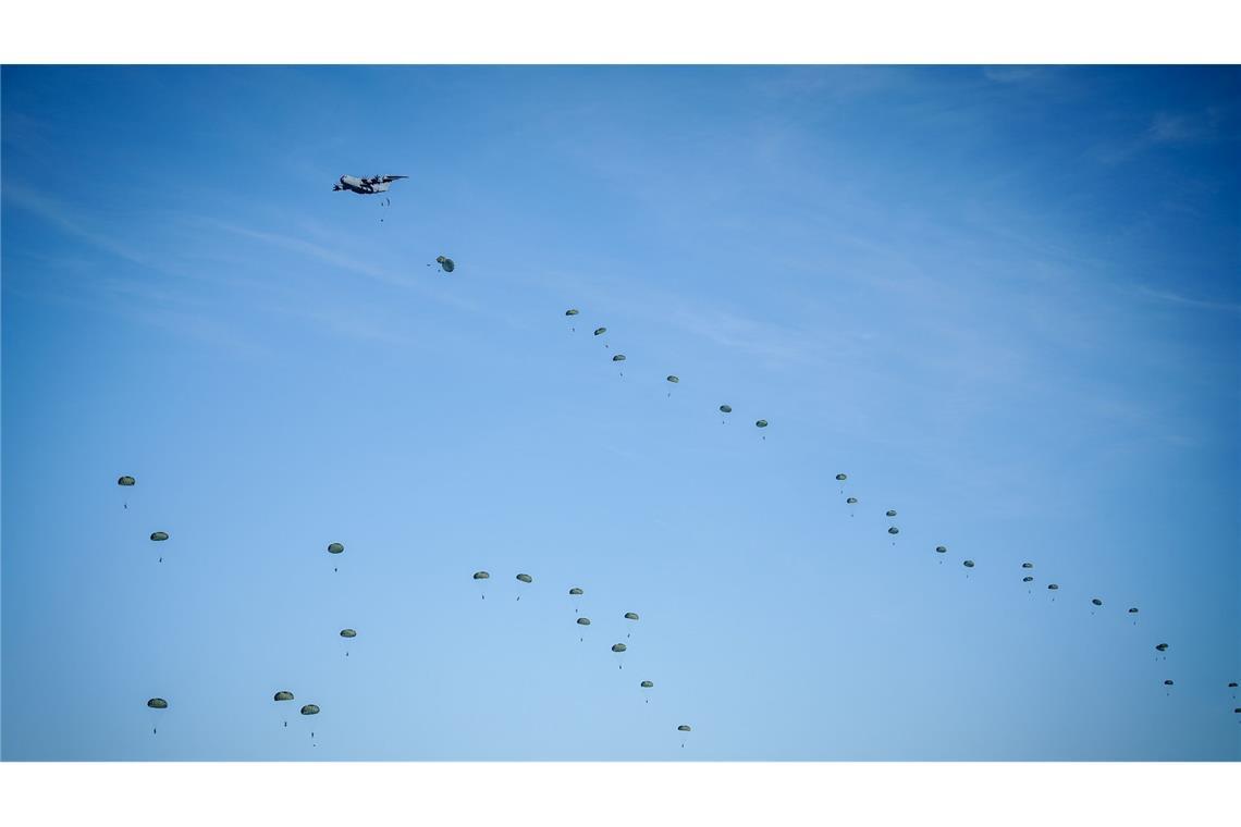Fallschirmjäger der Bundeswehr von der Division Schnelle Kräfte landen bei der Luftlandeübung Swift Response im rumänischen Campia Turzii. Die Nato bezeichnet die Übung als größte Luftlandeoperation in Europa seit dem Zweiten Weltkrieg.
