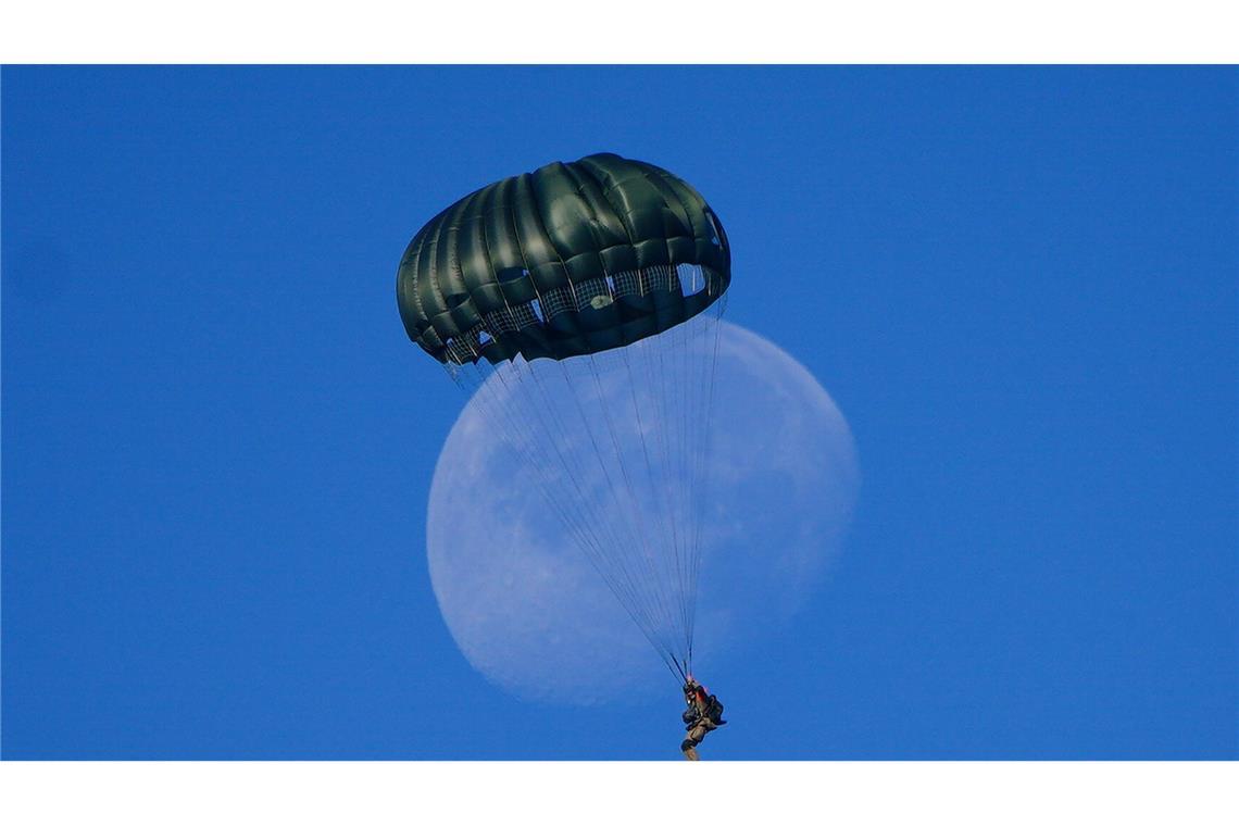 Fallschirmjäger vor Mond - 80. Jahrestag der Schlacht von Arnheim