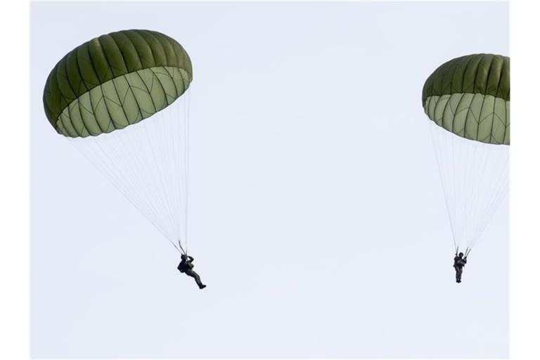 Fallschirmjäger während einer Übung. Foto: Klaus-Dietmar Gabbert/dpa-Zentralbild/dpa/Archivbild