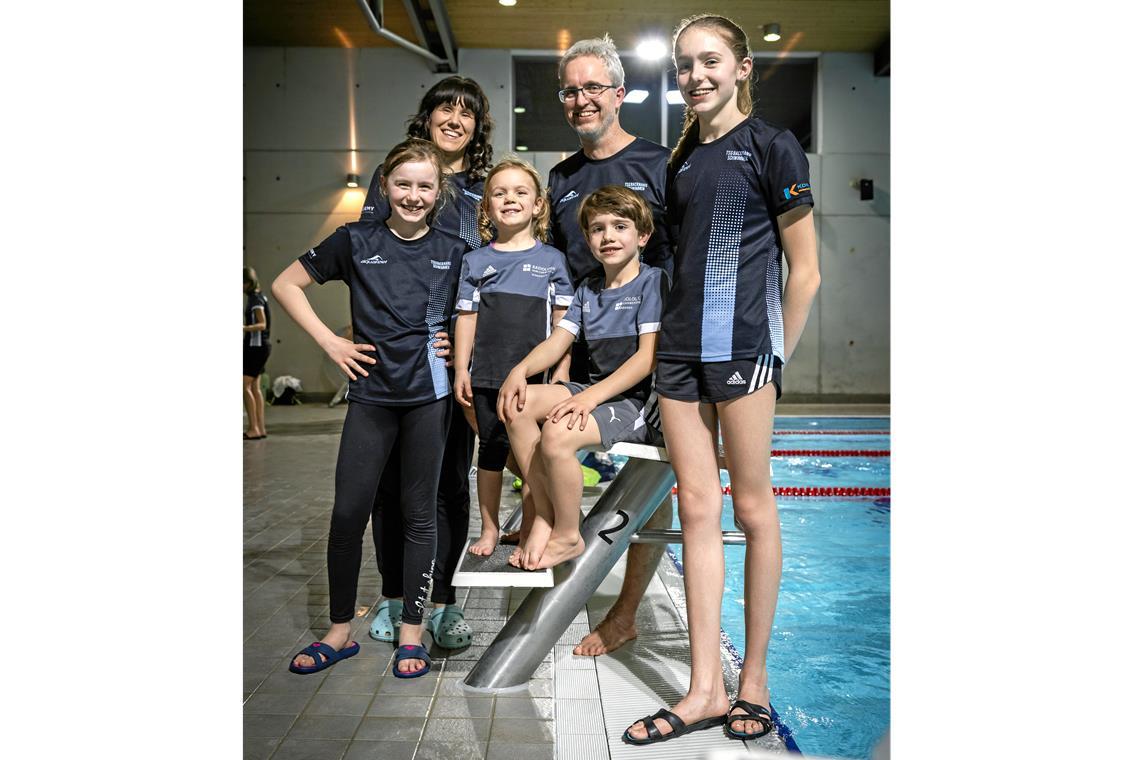 Familie Bartsch mit Mutter Kathrin und Vater Andreas sowie den Kindern Lavinia, Valentina, Julius und Amalia (von links) fühlt sich im Schwimmbad sichtlich wohl. Foto: Alexander Becher