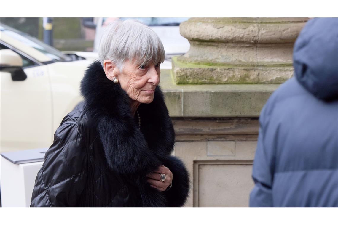 Familie, Freunde und Weggefährten verabschieden sich von der Schauspielerin in einer Hamburger Kirche. Darunter viele Prominente wie die Krimiautorin Doris Gercke.