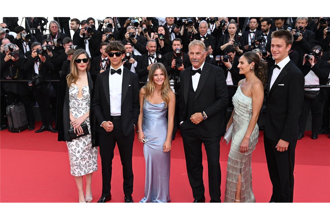 Familienfest auf dem roten Teppich: Kevin Costner und einige seiner Kinder in Cannes.