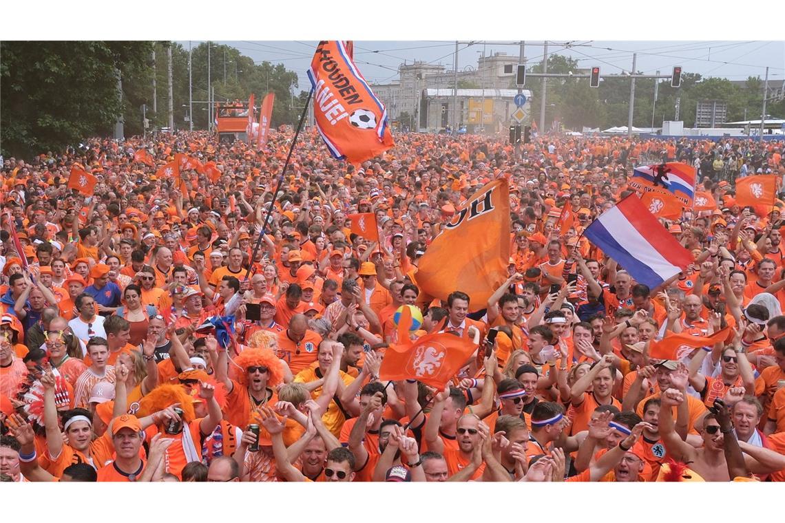 Fanmarsch in Leipzig: Niederländische Fußballfans sind vor dem EM-Spiel gegen Frankreich bereits in Feierlaune.