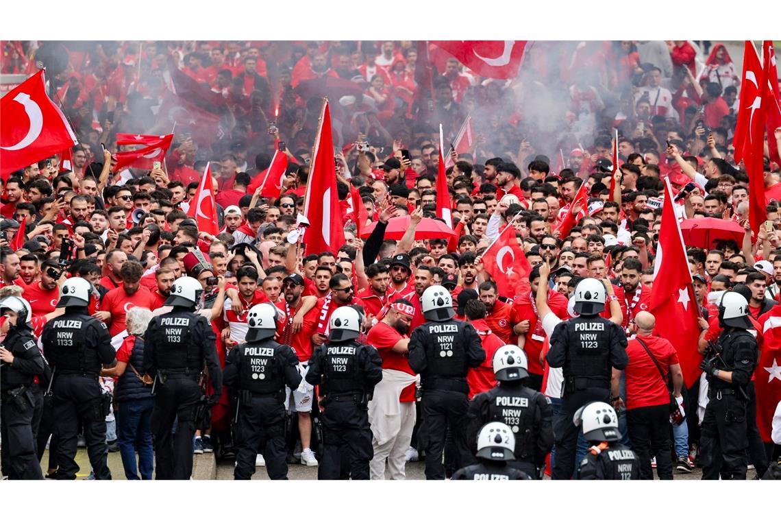 Fanmarsch zur Europameisterschaft: Tausende türkische Fans ziehen durch die Dortmunder Innenstand, um im Anschluss ihre Mannschaft beim Spiel gegen Georgien anzufeuern.