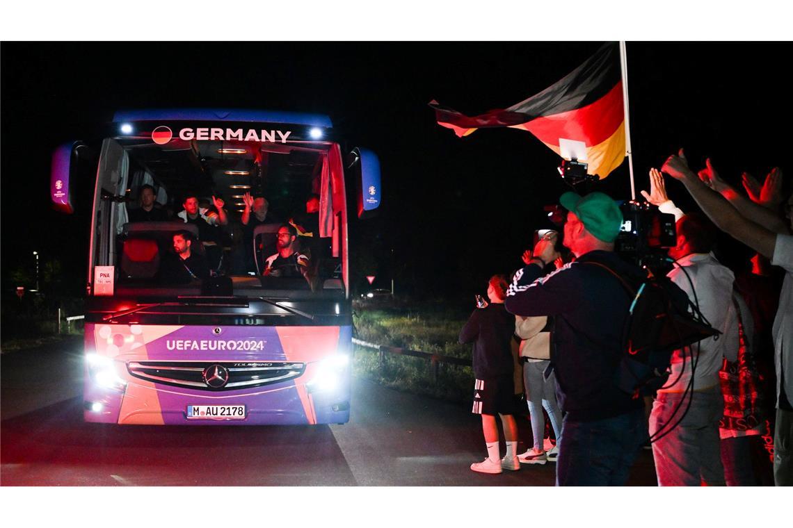 Fans bebrüßen die deutsche Fußball-Nationalmannschaft nach dem verlorenen Viertelfinaleim Homeground