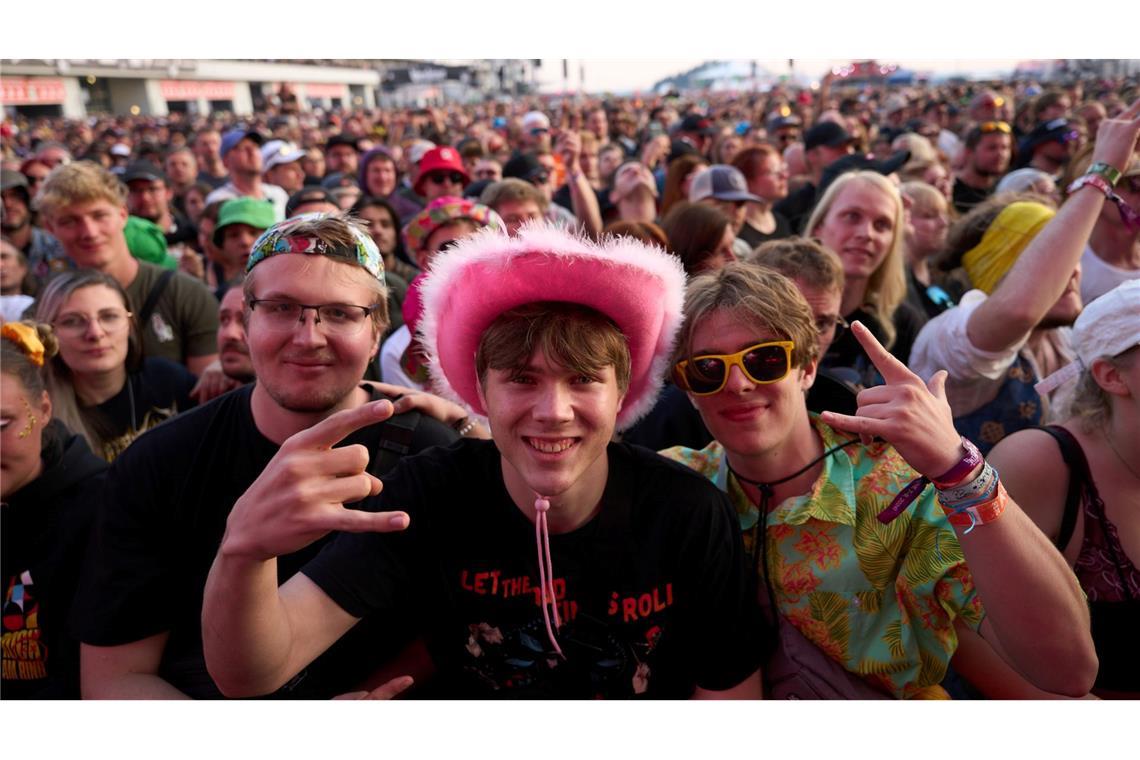 Fans beim Auftritt derRockband "Queen s of the Stone Age" beim Open-Air-Festival "Rock am Ring".