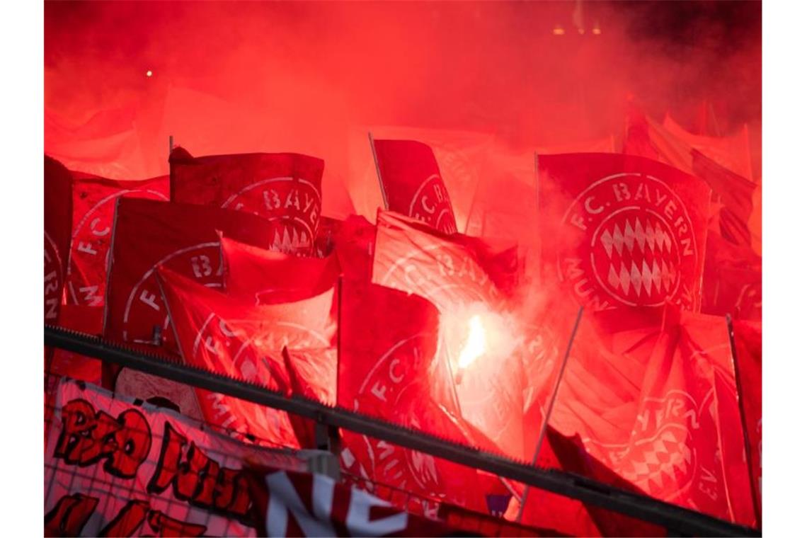 Fans des FC Bayern München zünden Pyrotechnik. Foto: Tom Weller/dpa/Archivbild