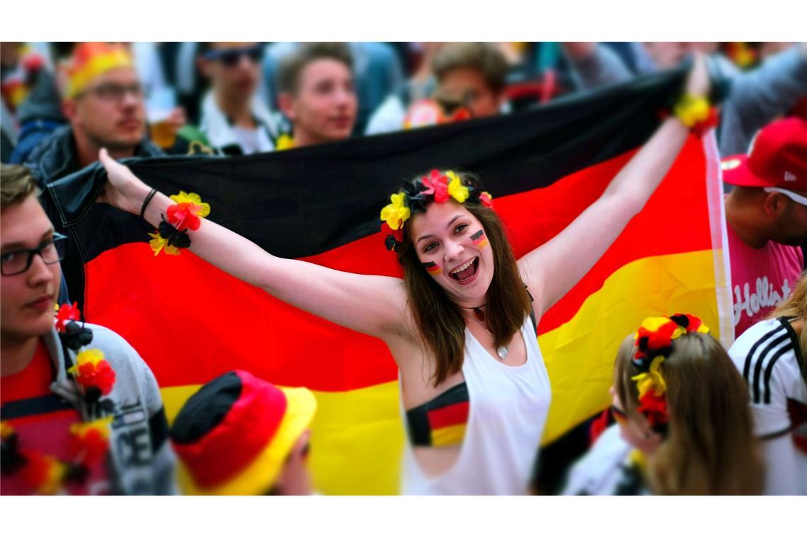 Fans feiern auf einer Public  Viewing-Veranstaltung in Hannover. Einige Großstädte halten sich dieses Jahr beim offiziellen Public Viewing zurück.