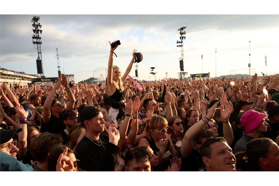 Fans feiern den Auftritt der kanadischen Rockband “Billy Talent“ beim Open-Air-Festival "Rock am Ring".