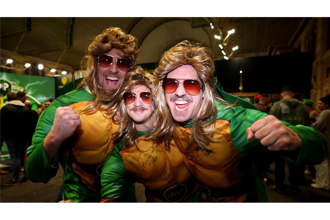 Fans haben sich verkleidet für den ersten Tag der Paddy Power World Darts Championship im Alexandra Palace.