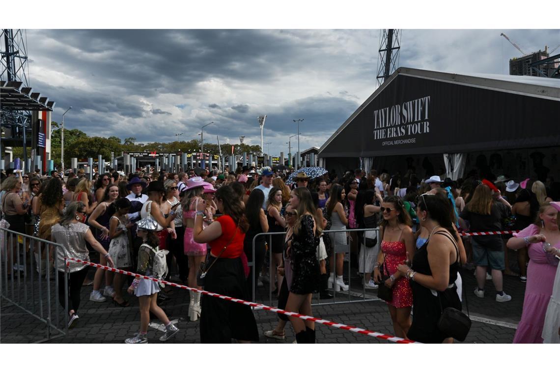 Fans kleiden sich für die Swift-Shows in fantasievollen und bunten Glitzer-Outfits. (Archivfoto)