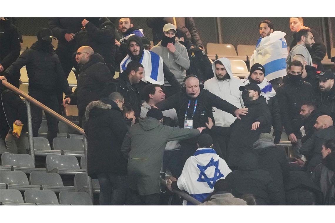 Fans rangeln auf der Tribüne im Stade de France beim Spiel Frankreich gegen Israel.