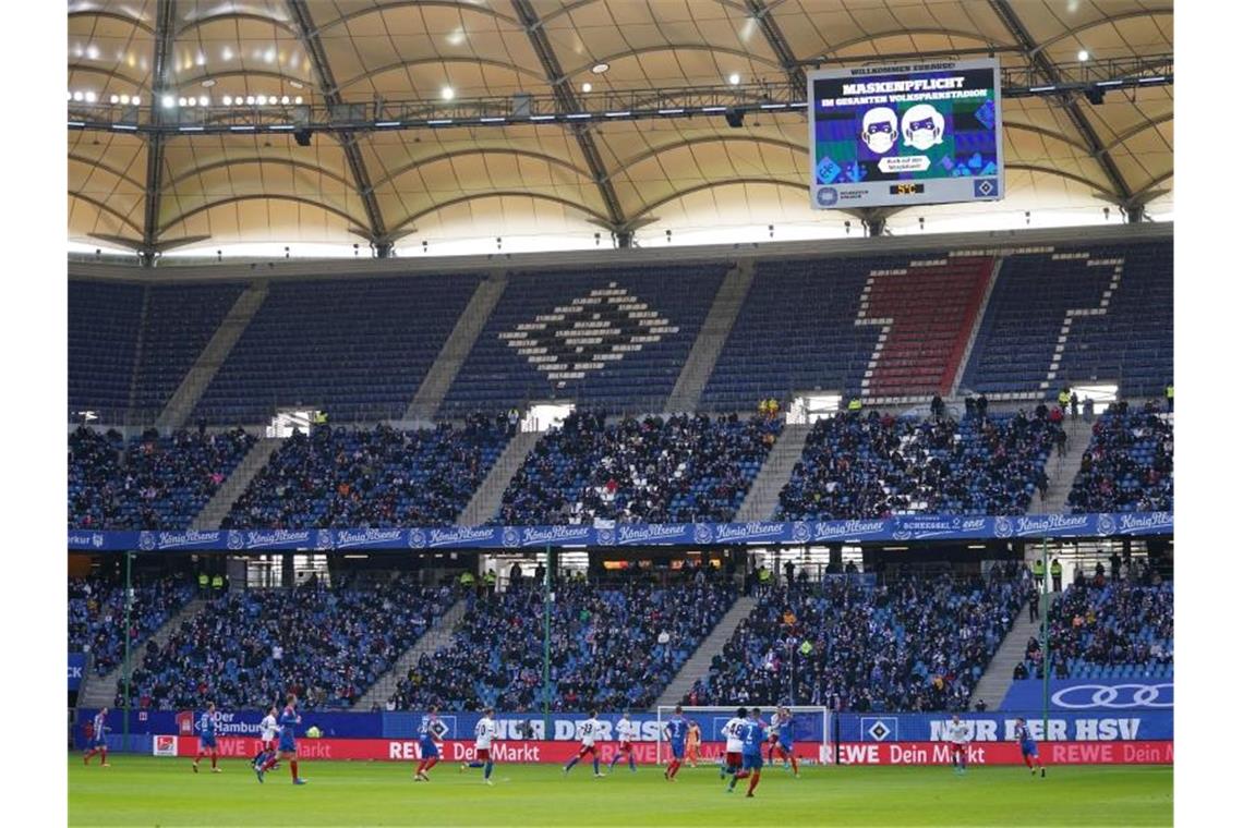 Fans sitzen auf der Südtribüne im Volksparkstadion. Foto: Marcus Brandt/dpa