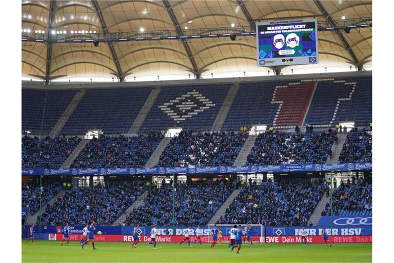 Fans sitzen auf der Südtribüne im Volksparkstadion. Foto: Marcus Brandt/dpa