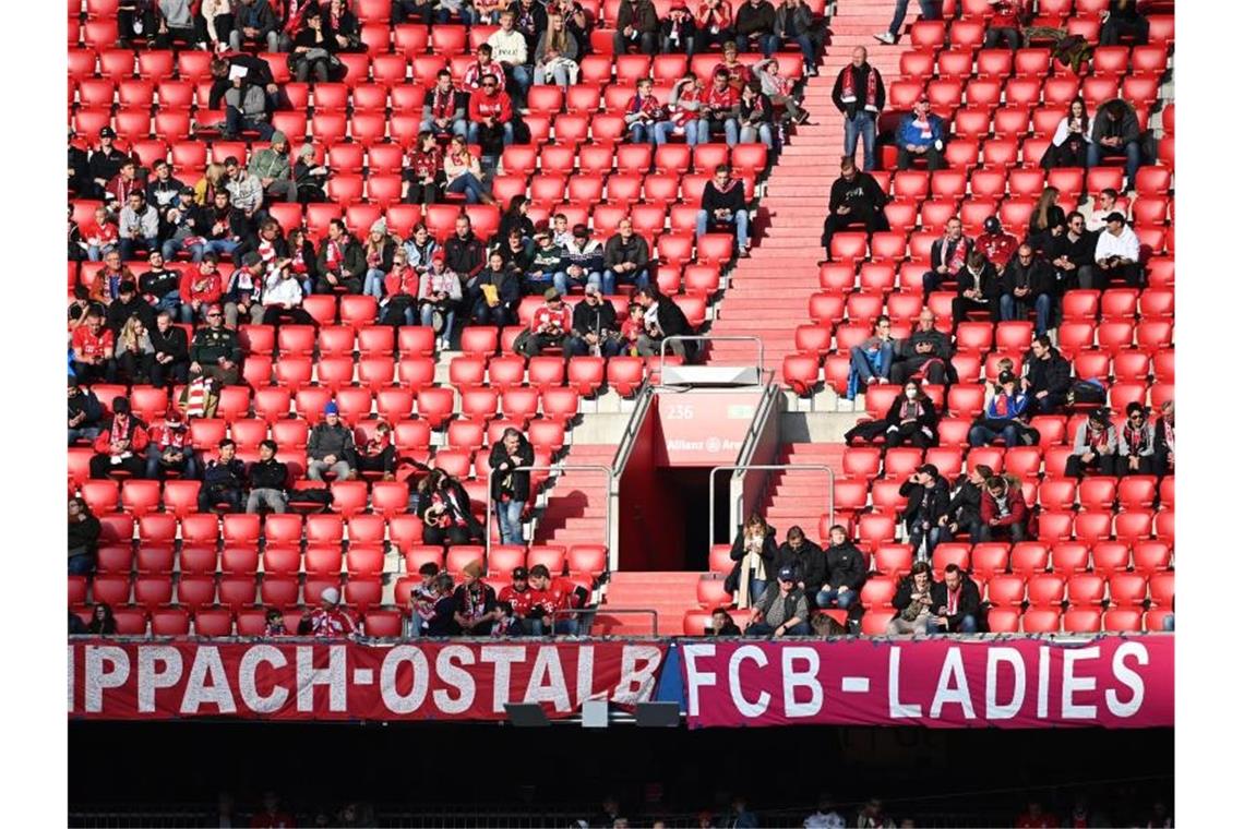 Fans sitzen vor dem Spiel im Stadion. Foto: Sven Hoppe/dpa