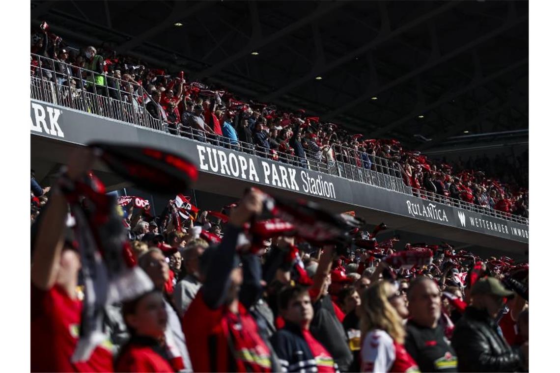 Fans stehen auf der Tribüne des neuen Europa-Park Stadions. Foto: Tom Weller/dpa