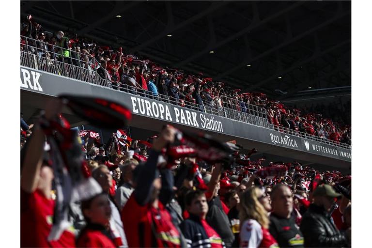 Fans stehen vor einem Spiel auf der Tribüne des neuen Europa-Park Stadions. Foto: Tom Weller/dpa