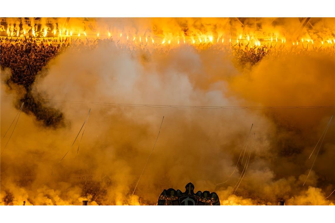 Fans von Dynamo Dresden im K-Block zünden Pyrotechnik.