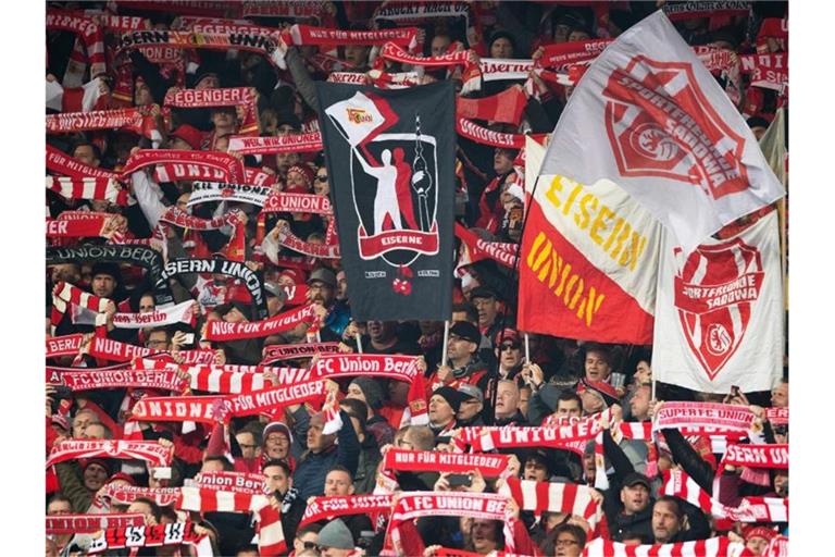 Fans von Union bejubeln ihre Mannschaft. Foto: Soeren Stache/dpa-Zentralbild/dpa/Archiv