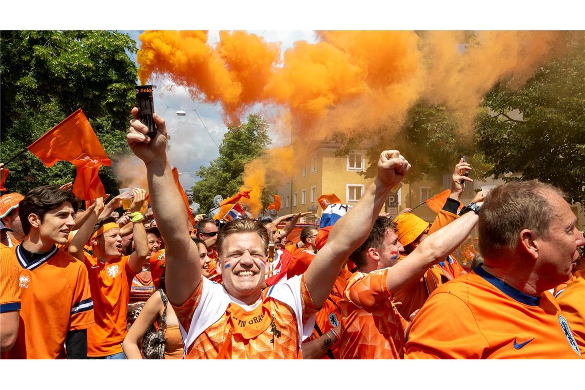 Fanwalk in München: Holländische Fußballfans auf dem Weg durch den Olympiapark zum Achtelfinalspiel der Fußball-EM gegen Rumänien