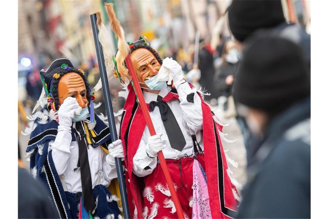 Faschingsnarren mit OP-Masken. Foto: Sebastian Gollnow/dpa/Archivbild