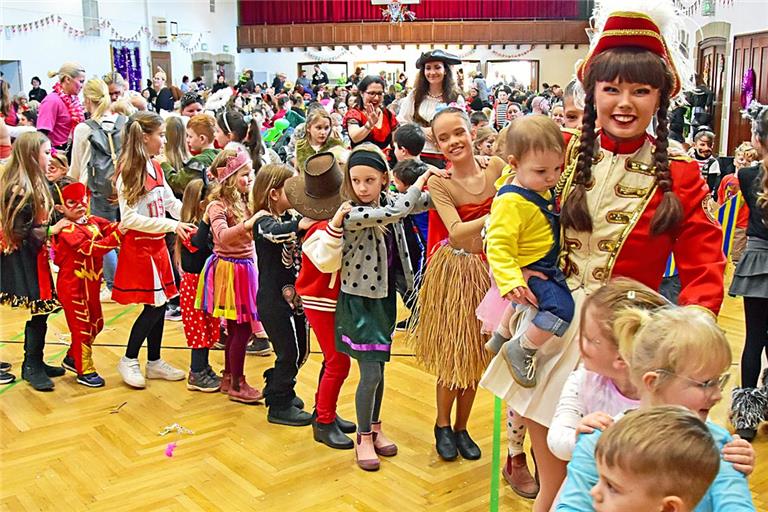 Fasnet feiern wie die Großen: Bei der Polonaise stürmen Groß und Klein auf die Tanzfläche in der Stadthalle.  Foto: Tobias Sellmaier