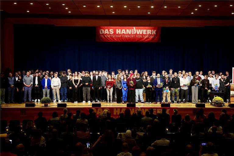 Fast 200 junge Menschen haben damit ihre Ausbildung erfolgreich abgeschlossen. Foto: Benjamin Buettner