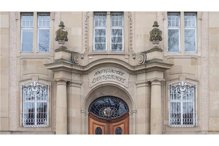 Fast ein Jahr nach dem Waffenfund hat der Prozess gegen einen mutmaßlichen „Reichsbürger“-Händler begonnen (Symbolfoto).