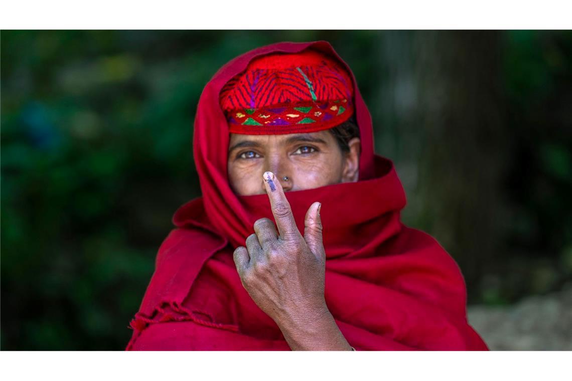 Fatima Begum zeigt den unauslöschlichen Tintenfleck auf ihrem Zeigefinger, nachdem sie im sechsten Wahlgang der indischen Parlamentswahlen ihre Stimme abgegeben hat.