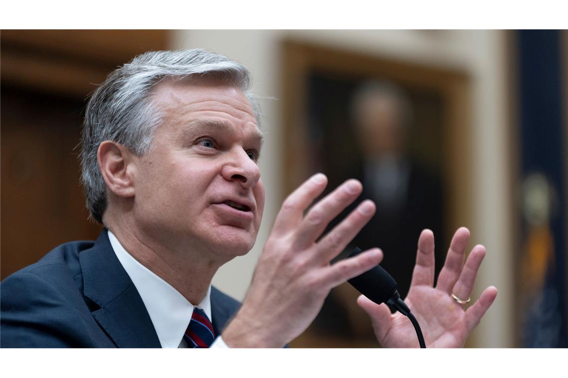 FBI-Chef Wray wollte sich zunächst nicht darauf festlegen, ob Trump von einer Kugel oder einem Splitter am Ohr verletzt wurde. (Archivbild)