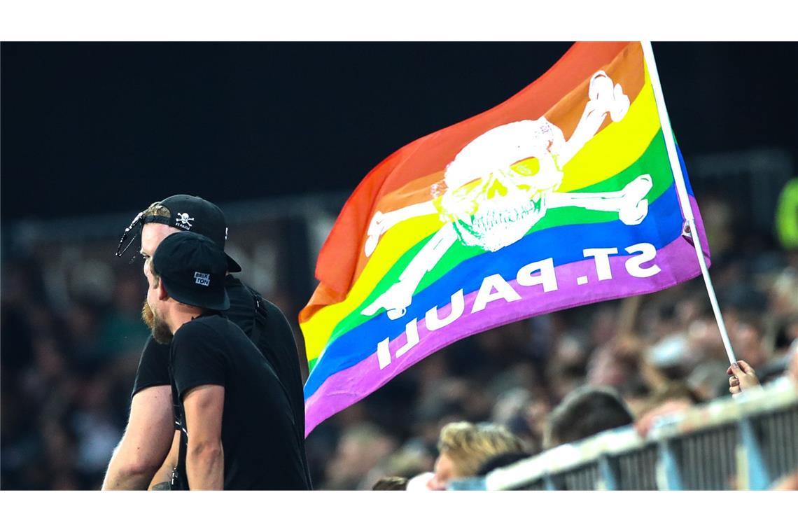 FC St. Pauli-Fans rufen zu einer bunten Protestaktion auf. (Archivbild)