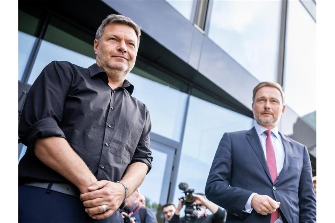 Wer wird Finanzminister? Lindner in Umfrage vor Habeck FDP-Chef Christian Lindner oder Grünen-Chef Robert Habeck: wer wird Bundesfinanzminister?. Foto: Michael Kappeler/dpa