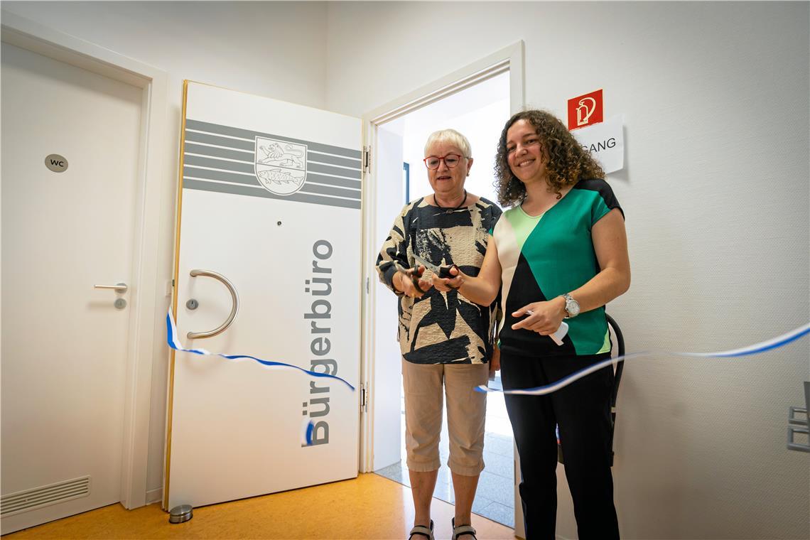 Feierlich haben Bürgermeisterin Veronika Franco Olias (rechts) und ihre Stellvertreterin Edelgard Löffler das Bürgerbüro eingeweiht. Foto: Alexander Becher