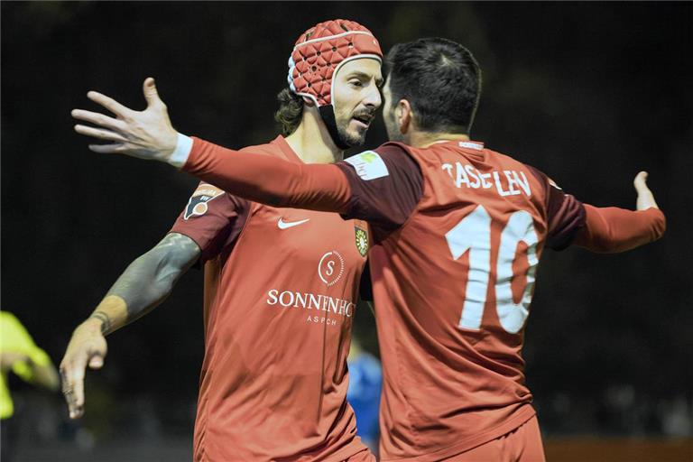 Feiern mit Spitzenreiter Großaspach den perfekten Einstieg in die zweite Saisonhälfte: Dominik Salz (links) und Mert Tasdelen. Foto: Volker Müller