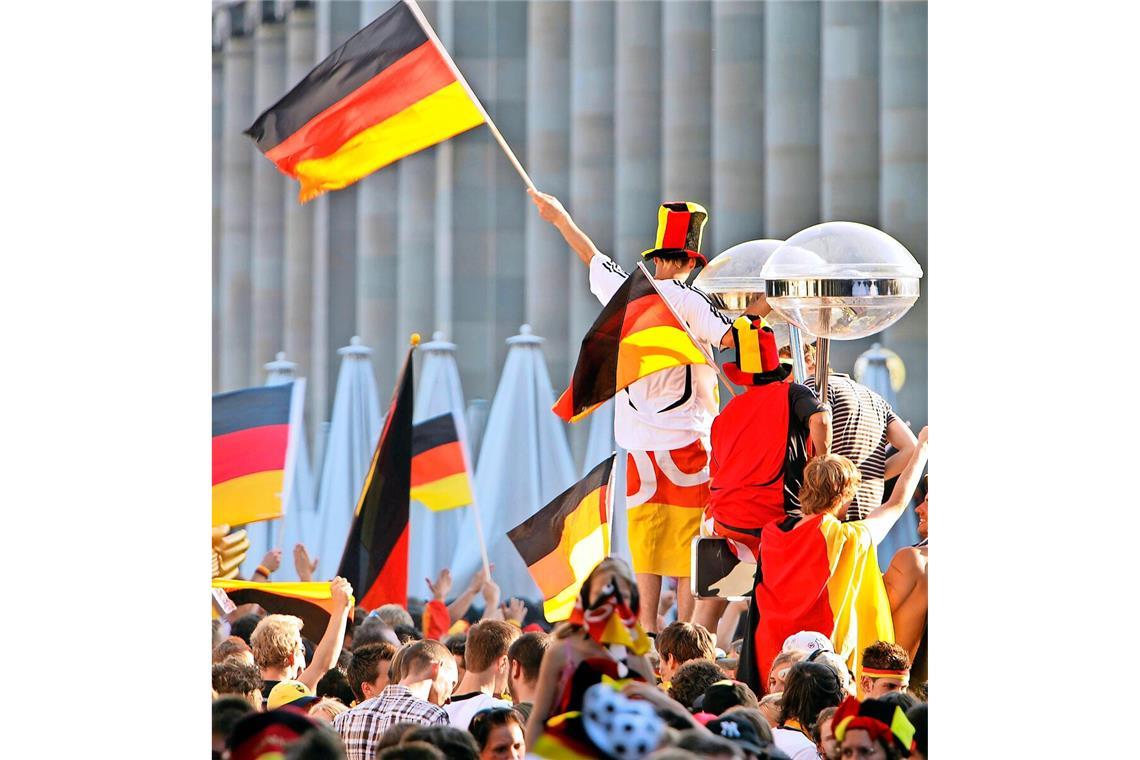 Feiernde Fans in Stuttgart: Der Partyhit von Gigi D’Agostino ist auf dem Schlossplatz tabu bei der EM (Archivbild).